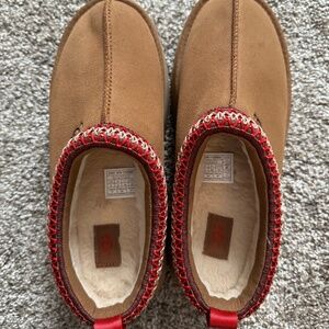 UGG Platform Tazz with red stitching - US Size 8